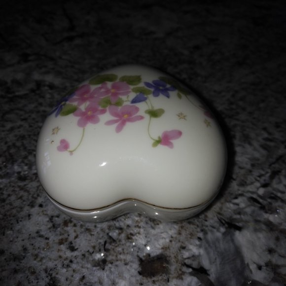 NEW CERAMIC HEART WITH PAINTED PINK & PURPLE VIOLET FLOWERS FILLED WITH A CANDLE - Picture 6 of 8